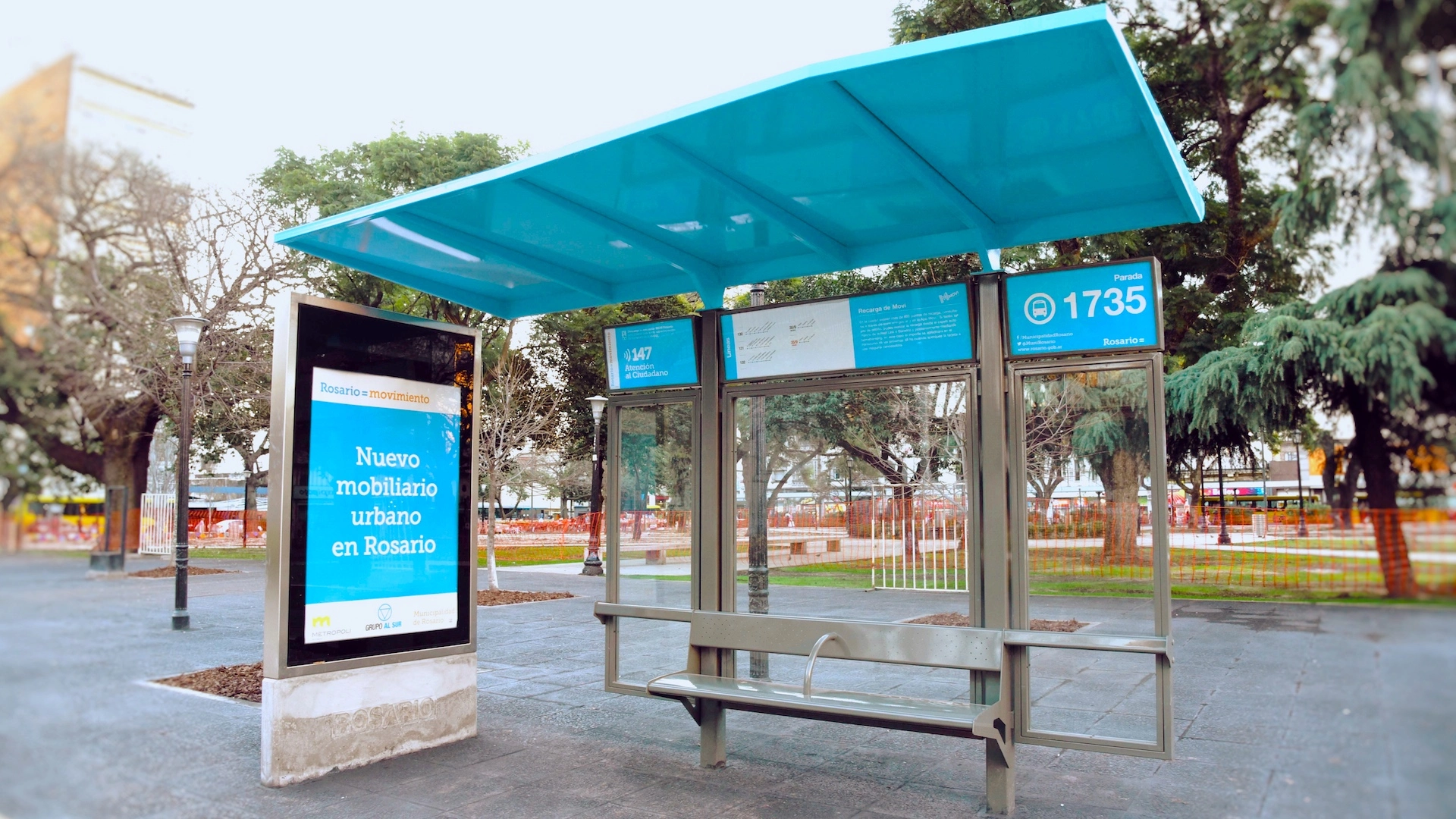 Parada de colectivo con cubierta de policarbanato compacto color azul instalada en espacio urbano